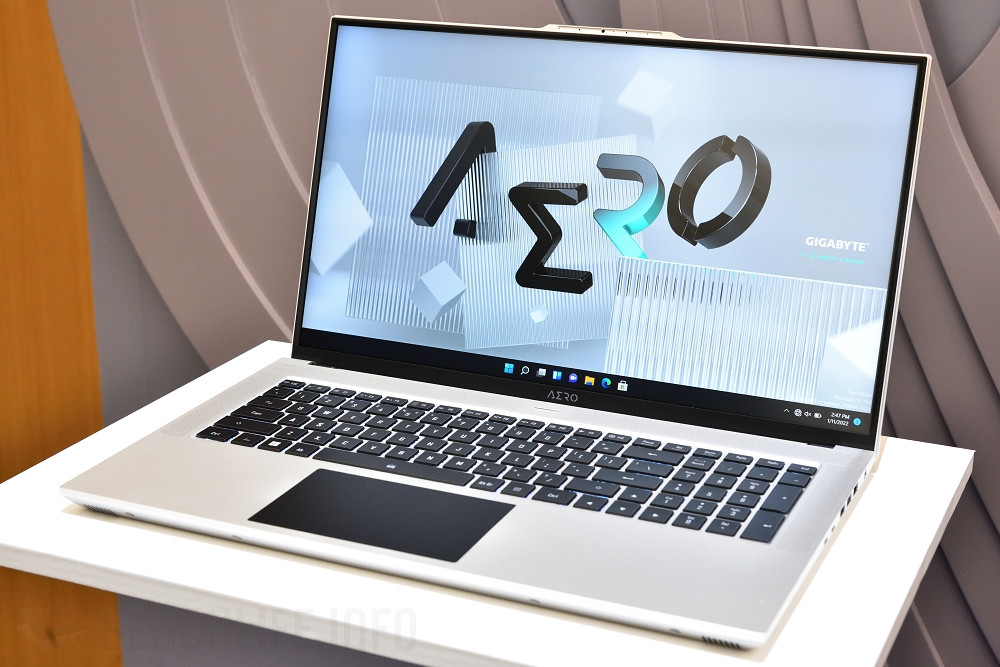 GIGABYTE AERO 17 (2)