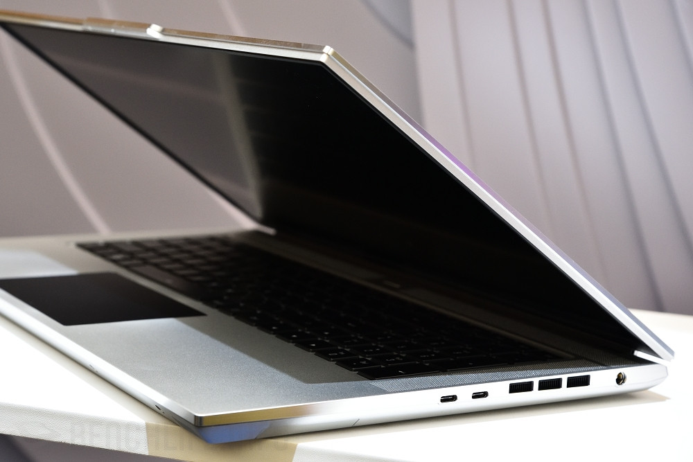 GIGABYTE AERO 17 (4)