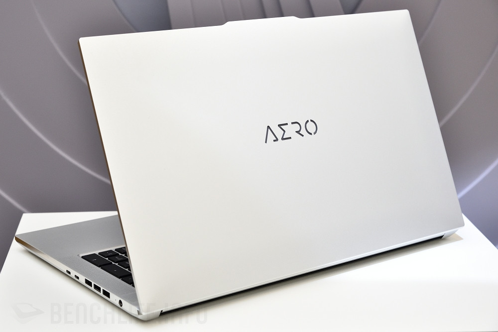 GIGABYTE AERO 17 (5)