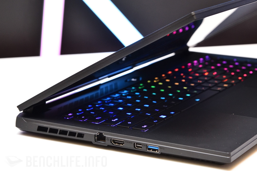 GIGABYTE AORUS 17 (2)